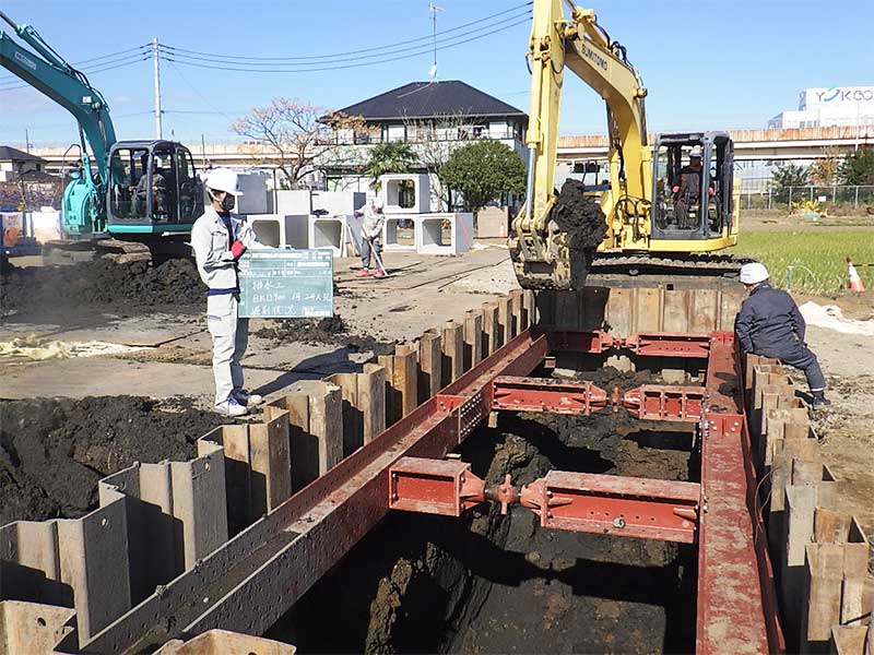 業務案内9　排水溝掘り付け状況